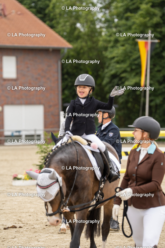 DSC08009 | Entdecke einzigartige Turnierfotos und persönliche Pferde- und Hundeportraits bei LA Photography. Für jeden Reiter und Pferd das perfekte Bild! Stöbere jetzt! - Realisiert mit Pictrs.com