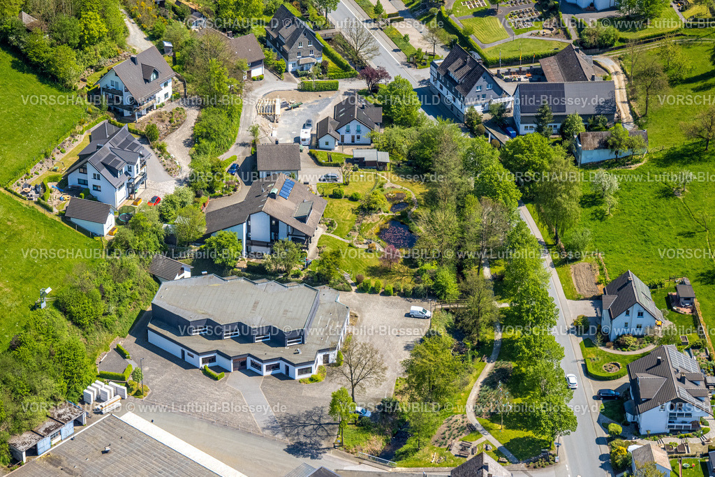 Schmallenberg240504950Boedefeld | Luftbild, Rarbachhalle, Wohngebiet Ortsansicht Ortsteil Kirchrarbach umgeben von Wiesen und Feldern, Kirchrarbach, Schmallenberg, Sauerland, Nordrhein-Westfalen, Deutschland