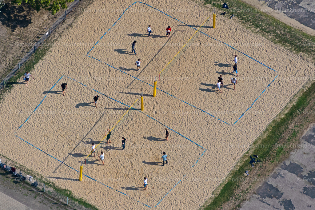 4039156 | LEIPZIG 14.09.2020 Sandfläche des Volleyball- Sportplatzes Erholungspark Lößnig-Dölitz im Ortsteil Lößnig in Leipzig im Bundesland Sachsen, Deutschland. // Sand area of a??a??the volleyball sports field recreation park Loessnig-Doelitz in the district Loessnig in Leipzig in the state Saxony, Germany. Foto: Gerhard Launer