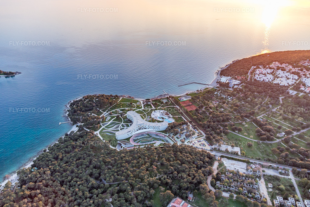 Aerial view: Three-winged building complex and park of the Family Hotel Amarin hotel complex on the Adriatic coast in Istria - Istarska zupanija in Rovinj in the state Gespanschaft Istrien, Croatia. – Photo: IMG_106198.jpg taken on 04/13/2018 by Werner Riehm/FLY-FOTO.com – Resolution of the original: 5472 x 3648 px