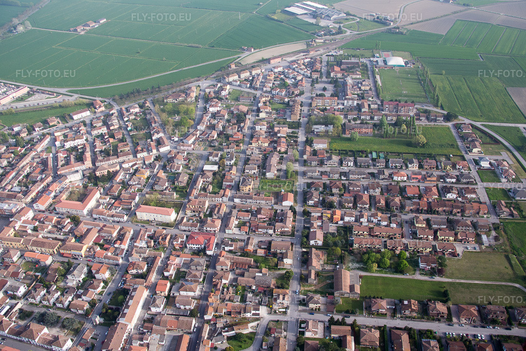 Vue aérienne: Vue de la ville à Massa Fiscaglia dans le département Émilie-Romagne, Italie. Photo: IMG_087336.jpg prise le 05/04/2016 par Werner Riehm/FLY-FOTO.euRésolution de l'original: 5289 x 3526 px