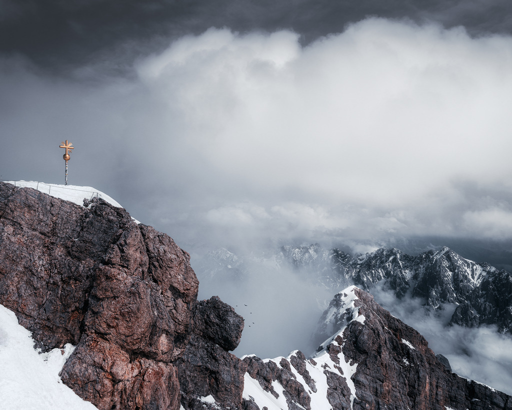 Zugspitze  | Der höchste Berg Deutschlands in den Wolken - Realisiert mit Pictrs.com