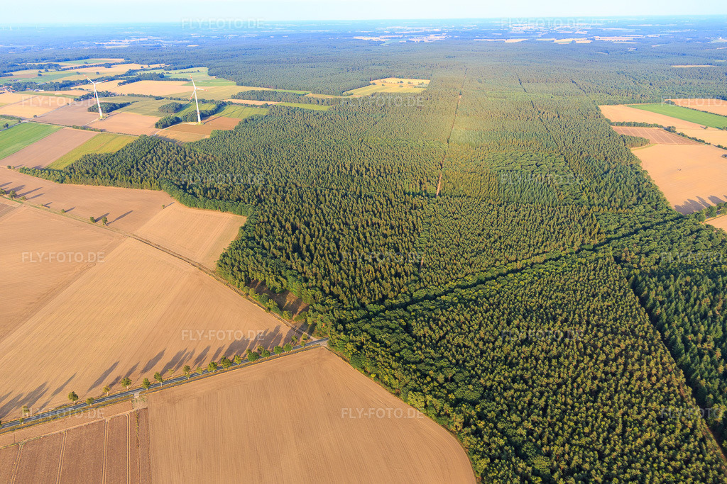 Luftbild: Felder und Wälder der Lüneburger Heide im Ortsteil Wettenbostel in Wriedel im Bundesland Niedersachsen in Deutschland. Foto: IMG_110073.jpg vom 16.08.2018 durch Werner Riehm/FLY-FOTO.de