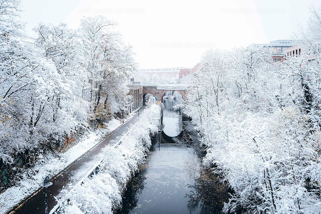 Karl-Heine-Kanal | Der Karl-Heine-Kanal ist einer der coolsten und atmosphärischsten Orte in Leipzig – perfekt für Urban Nature, Bootstouren, Spaziergänge, romantische Sonnenuntergänge und Szene-Vibes in Plagwitz/Lindenau. - Realisiert mit Pictrs.com