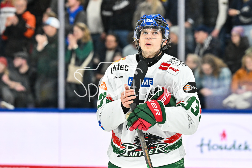 EHC RB München - Augsburger Panther | MUNICH, GERMANY - 30. DECEMBER:  Die Spieler der Augsburger Panther bedanken sich nach der Niederlage in München bei den Fans nach dem Match zwischen dem EHC Red Bull München und den Augsburger Panthern am 34. Spieltag der Penny DEL im SAP Garden / Tim WOHLGEMUTH (Augsburger Panther 33)