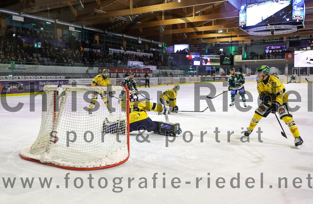 2025-12-19_061_TSV_Erding_gegen_Toelzer_Loewen | Erding, Deutschland, 19.12.2025:Eishockey, Oberliga Süd 2025 / 2026, 27. Spieltag, TSV Erding gegen Tölzer Löwen, Endergebnis: 2:5Torwart Matthias Bittner (Tölzer Löwen, #32), Simon Manhart (Tölzer Löwen, #20)Foto: Christian Riedel / fotografie-riedel.net