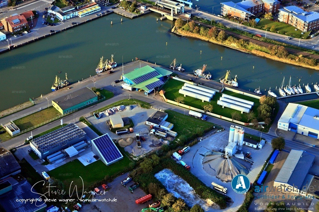 Luftbild Husumer Hafen - Die Geschichte der Husumer Fischerei reicht bis ins Jahr 1916 zurück | Die Geschichte der Husumer Fischerei reicht bis ins Jahr 1916 zurück, als fünf Fischer aus Büsum bei stürmischem Wetter in den Husumer Hafen kamen und feststellten, dass in Husum keine Berufsfischer ansässig waren – lediglich ein Nebenerwerb mit der Gliep, dem Krabbenfang, wurde betrieben. Diese Fischer, Angehörige der Familien Lass, Lange, Linke, Rohde und Strüben, blieben in der „neuen Heimat“, holten ihre Familien nach und begründeten die Husumer Berufsfischerei in der Nordsee.