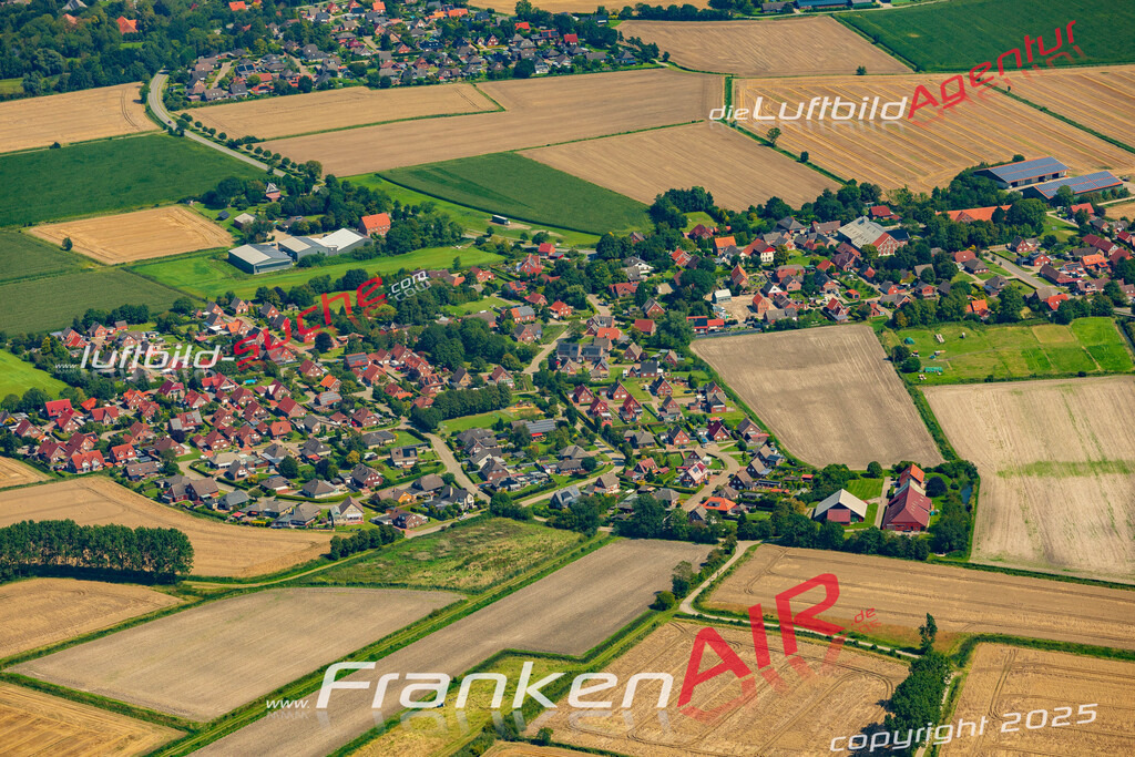 Schöne Luftaufnahme als Geschenk in Hamswehrum Krummhörn - Die Luftbildaufnahme wurde 2025 vom UL-Flugzeug heraus erstellt ( keine Drohne ) - Hochauflösende Luftaufnahme -Nicht vergleichbar mit Google Maps oder Satelittenbilder- Die Geschenkidee !Mit Lizenz und Bildrechte bestellbar
