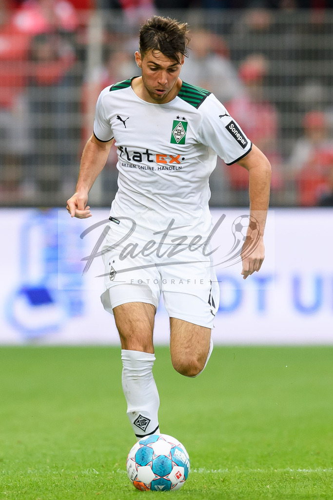 FCUBMG20210829_180 | Fussball, Herren: Joe Scally (Borussia Moenchengladbach) in Aktion, am Ball, Einzelaktion beim Spiel der 1. Bundesliga zwischen 1. FC Union Berlin und Borussia Moenchengladbach im Stadion An der Alten Foersterei am 29.08.2021 in Berlin, Deutschland. - Realisiert mit Pictrs.com