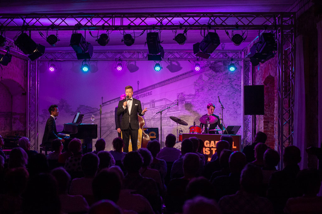 Tom Gaebel & His Trio | Tom Gaebel & His Trio im Forte Belvedere Leisnig zum Festival Hallo Leisnig 2022. - Realisiert mit Pictrs.com