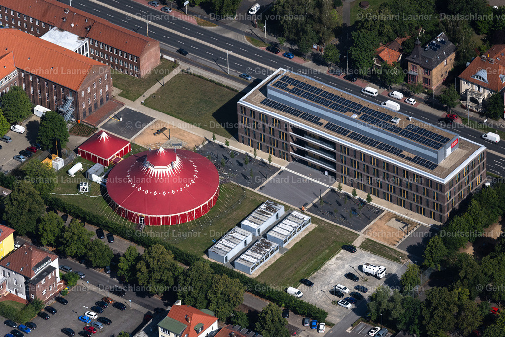 4035262 | BRAUNSCHWEIG 31.07.2020 Zirkuszelt als Hörsaalersatz neben dem "Forschungszentrum BRICS" und den Gebäuden der Universität "TU Braunschweig" an der Pockelsstraße in Braunschweig im Bundesland Niedersachsen, Deutschland. Weiterführende Informationen bei: Helmholtz-Zentrum für Infektionsforschung GmbH (HZI),  Technische Universität Braunschweig. // Circus tent as a replacement for the lecture hall next to the "BRICS Research Center" and the buildings of the "TU Braunschweig" university on street Pockelsstrasse in the district Nordstadt in Brunswick in the state Lower Saxony, Germany. Further information at: Helmholtz-Zentrum fuer Infektionsforschung GmbH (HZI),  Technische Universitaet Braunschweig. Foto: Gerhard Launer