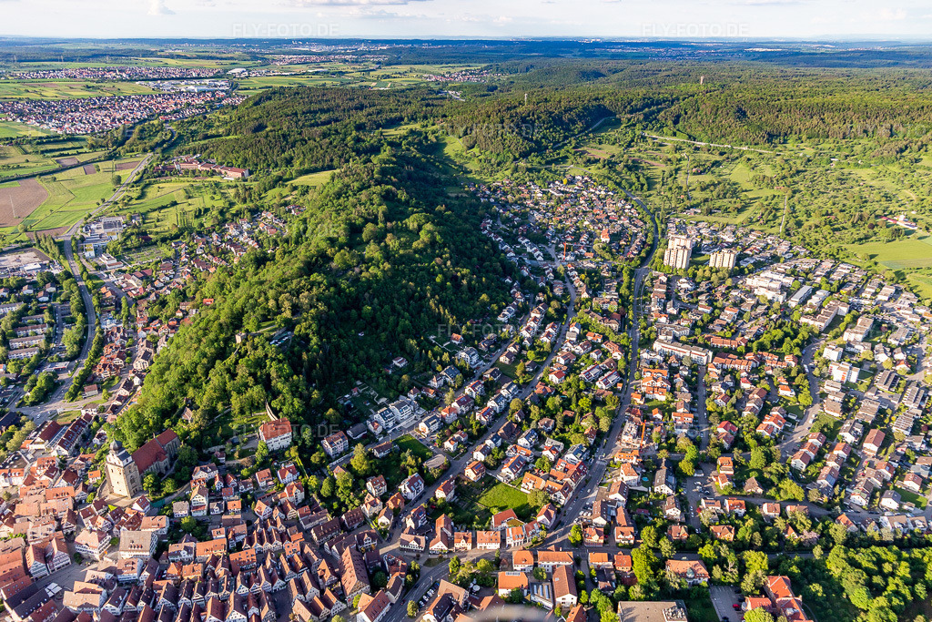 Luftbild: Von Wald und Forstgebieten umgebener Ortskern der Straßen und Häuser und Wohngebiete zu Füßen des Schloßbergs in Herrenberg im Bundesland Baden-Württemberg in Deutschland. Foto: IMG_114827.jpg vom 31.05.2019 durch Werner Riehm/FLY-FOTO.de
