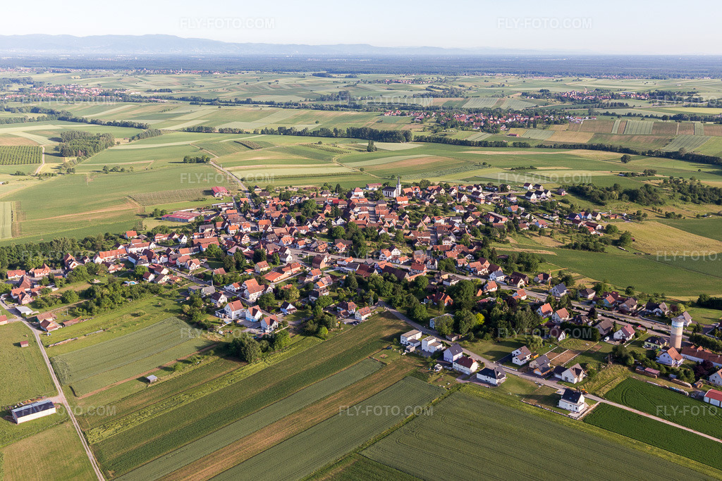 Aerial view: Schoenenbourg in Schœnenbourg in the state Bas-Rhin, France. – Photo: IMG_100762.jpg taken on 06/08/2017 by Werner Riehm/FLY-FOTO.com – Resolution of the original: 5472 x 3648 px