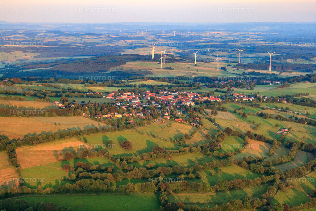 Luftbild: Dorfansicht aus Nordwesten im Ortsteil Herchenhain in Grebenhain im Bundesland Hessen in Deutschland. – Foto: IMG_68697.jpg vom 21.06.2014 durch Werner Riehm/FLY-FOTO.de – Auflösung des Originals: 4752 x 3168 px