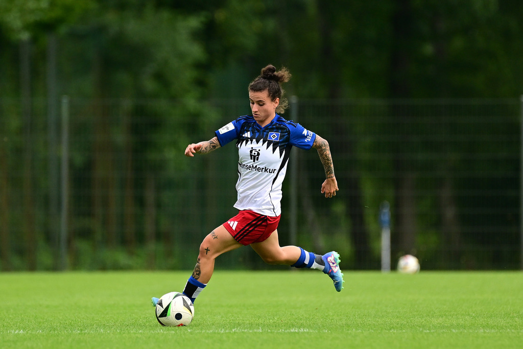 Fußball I Frauen I Saison 2025-2026 I Testspiel I Hamburger SV - Holstein Kiel | Nahaufnahme, Einzelfoto, Freisteller, Portrait, Porträt, Einzelbild, Einzelfoto, Körper: Debora Vinci (2, Hamburger SV) - Realisiert mit Pictrs.com