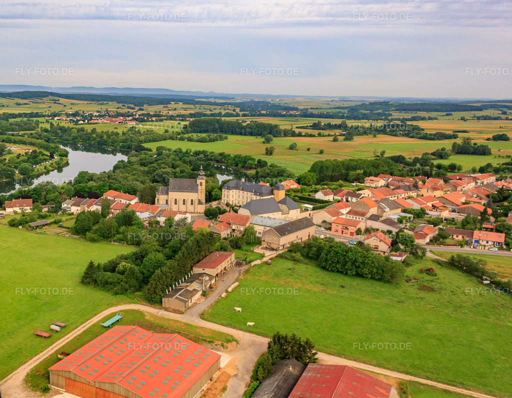 Luftbild: Église Saint-Michel und Château de Berg - Boutique-hôtel & Event in Berg-sur-Moselle im Bundesland Moselle in Frankreich. – Foto: IMG_50669.jpg vom 24.06.2012 durch Werner Riehm/FLY-FOTO.de – Auflösung des Originals: 3767 x 2930 px – Château de Berg – STBENOITDECATTENOM.OVER-BLOG.COM