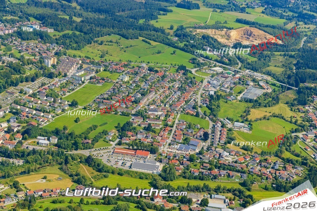 Luftaufnahme von Zwiesel - Die Luftaufnahme wurde 2025 vom UL-Flugzeug heraus erstellt ( keine Drohne ) - Hochauflösende Luftaufnahme - für professionelle Ausdrucke geeignet. Die Geschenkidee !Mit Lizenz und Bildrechte bestellbar