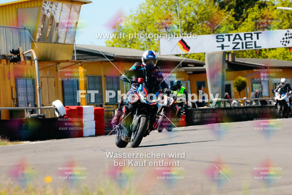 Moto-TeamOBK-21817 | Hier findet Ihr Bilder von Touristenfahrten auf der Nürburgring Nordschleife oder von anderen Veranstaltungen die ich besucht habe. Viel Spass beim Durch Schauen 