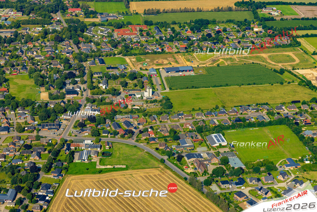 Übersichts Bild Ladelund - Die Luftaufnahme wurde 2025 vom UL-Flugzeug heraus erstellt ( keine Drohnenaufnahme ) - Hochauflösende Luftaufnahme - für Wandbilder und großformatige Ausdrucke geeignet. Das besondere Geschenk!Hier alle&nbsp;Infos zur Lizenzierung der LuftaufnahmeWir fliegen auch dieses Jahr wieder in Ihre Region um Luftbilder zu erstellen.- Luftbild anfragen