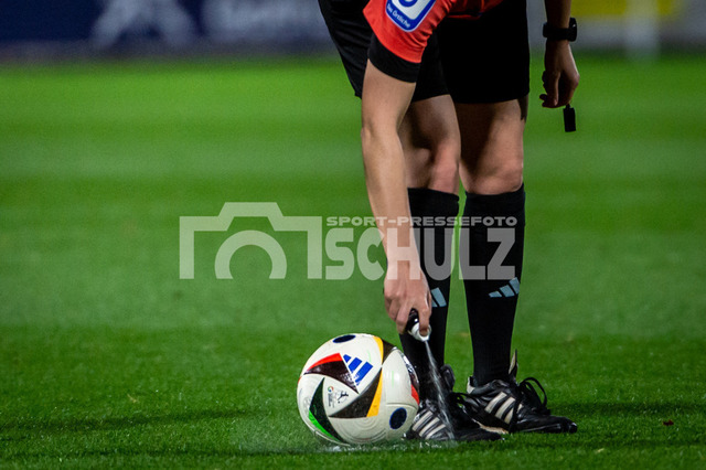 20241020NSZ_1792 | Markierung mit FreistosssprayDEU, Leverkusen, 20.10.2024 Fußball, Frauen, Google Pixel Frauen-Bundesliga, Saison 2024/2025, 7. Spieltag, Bayer 04 Leverkusen - FC Bayern MünchenDIE DFB-RICHTLINIEN UNTERSAGEN JEGLICHE NUTZUNG VON FOTOS ALS SEQUENZBILDER UND/ODER VIDEOÄHNLICHE FOTOSTRECKEN - Realisiert mit Pictrs.com