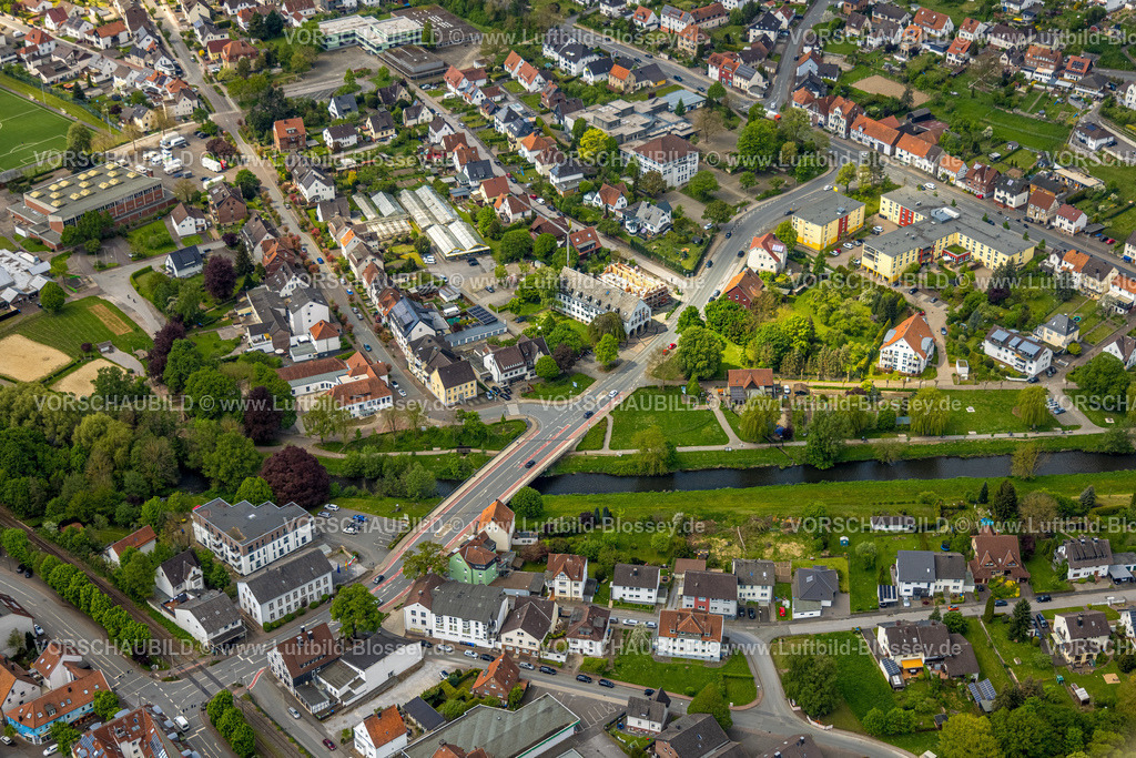 Marsberg240504288 | Luftbild, Rathaus und Baustelle mit Rathausanbau, Hauptstraße mit Brücke über den Fluss Diemel, Park An den Bleichen, K-und-S Seniorenresidenz Marsberg Pflegeheim, Schule am Eresberg Sekundarschule, Niedermarsberg, Marsberg, Sauerland, Nordrhein-Westfalen, Deutschland