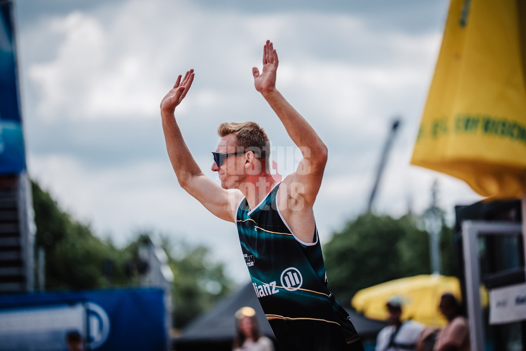 Beachvolleyball | Männer | Allianz German Beach Tour 2025 | Tourstop München | 11.07.2025 | Jonas Reinhardt beim Einlauf in das Stadion