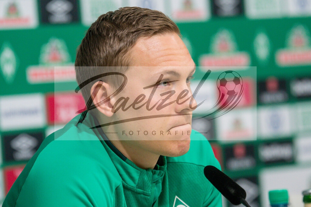 20200218_PKWEBR_0012 | Fussball, Herren: Ludwig Augustinsson (SV Werder Bremen) schaut waehrend der Pressekonferenz des SV Werder Bremen im Presseraum des wohninvest Weserstadion am 18.02.2020 in Osnabrueck, Deutschland. - Realisiert mit Pictrs.com