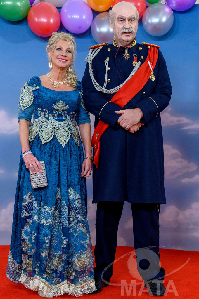 _DWA1650 | Ministerpräsident Markus Söder als Otto von Bismarck mit Frau Karin Baumüller-Söder bei der TV-Sendung Fastnacht in Franken 2024. Veitshöchheim, 02.02.2024 Bayern Deutschland - Realisiert mit Pictrs.com