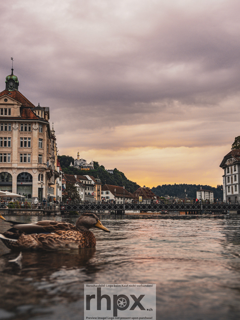 Abendstimmung an der Reuss | Fluss. Abendrot. Ruhe.
Die Reuss fliesst ruhig an den prachtvollen Fassaden der Luzerner Altstadt vorbei. Im sanften Abendlicht thront das Château Gütsch im Hintergrund über dem Wasser und schafft eine Atmosphäre von zeitloser Beständigkeit.
Wähle unter "Produktauswahl" dein Wunschformat: Vom klassischen Wandbild über Puzzle &amp; Tassen bis zum digitalen Download (z.B. als Handy-Hintergrund).

 - Realisiert mit Pictrs.com