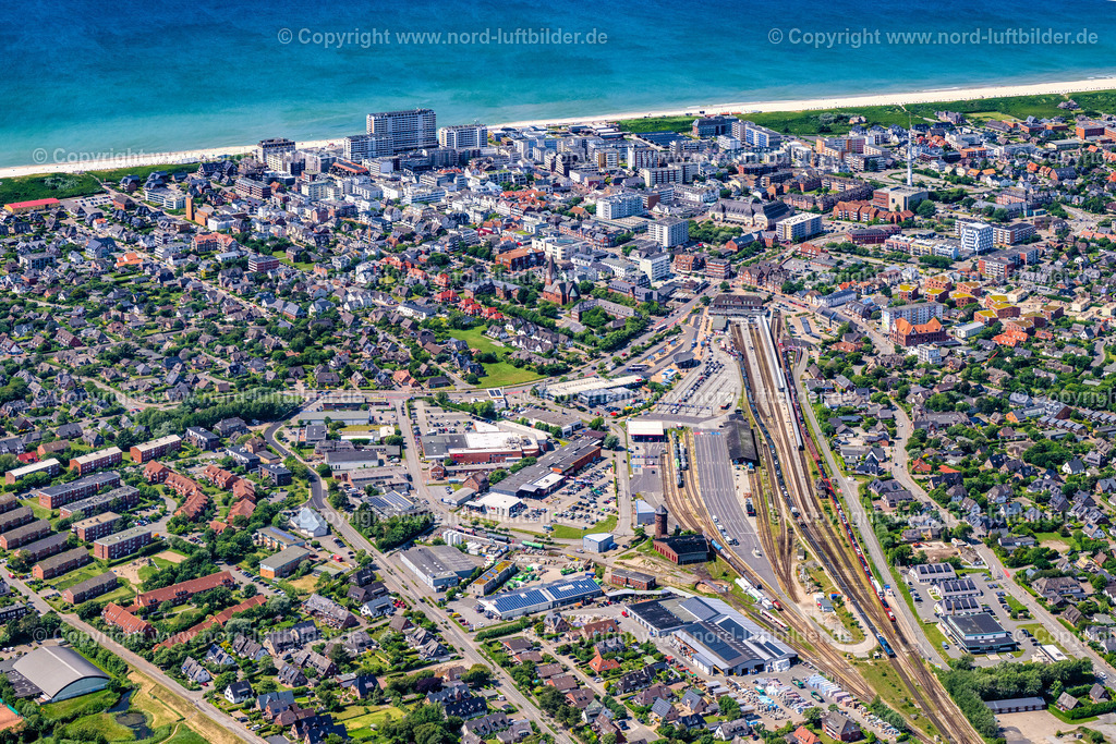 Sylt_Westerland_Bahnhof_Autozug_Gleise_ELS_4639130625 | SYLT 13.06.2025 Gleisverlauf und Gebäude des Hauptbahnhofes im Ortsteil Westerland auf der Insel Sylt im Bundesland Schleswig-Holstein, Deutschland. Weiterführende Informationen bei: DB Fernverkehr AG,  DB Regio AG. // Track progress and building of the main station of the railway in the district Westerland on Island Sylt in the state Schleswig-Holstein, Germany. Further information at: DB Fernverkehr AG,  DB Regio AG. Foto: Martin Elsen