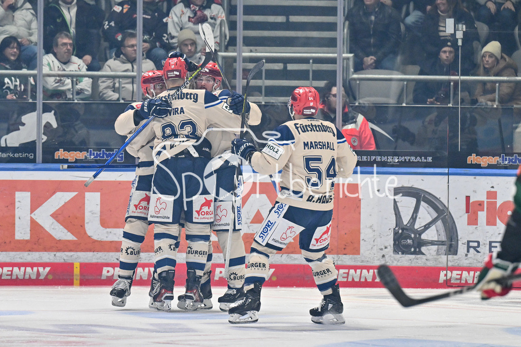 Augsburger Panther - Schwenninger Wild Wings | Jubel der Gaeste nach dem Treffer zum 0-1 durch Zach SENYSHYN (Schwenninger Wild Wings 89) / Happy / Tor / Freude / torschuetze / DEL: Augsburger Panther - Schwenninger Wild Wings, Curt Frenzel Stadion am 24.01.2025