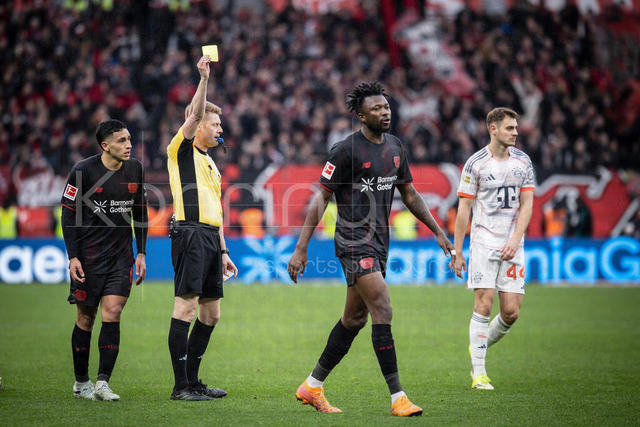 German Bundesliga, Bayer 04 Leverkusen vs. FC Bayern München, 14.03.2026 | LEVERKUSEN, GERMANY - MARCH 14:  Referee Christian Dingert (Lebecksmuehle) shows Edmond Tapsoba (Bayer 04 Leverkusen, 12) the yellow card during the German Bundesliga match on gameday 26 between Bayer 04 Leverkusen vs. FC Bayern München at BayArena on March 14, 2026 in Leverkusen, Germany. DFL REGULATIONS PROHIBIT ANY USE OF PHOTOGRAPHS AS IMAGE SEQUENCES AND/OR QUASI-VIDEO.
