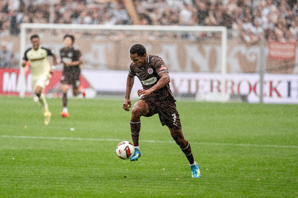 FCSP_YD-00390 | Der offizielle Shop für FC St. Pauli Fotos. Wähle aus Spielszenen & Fanmomenten dein FCSP Wunschformat. Wir liefern Millerntor-Atmosphäre.