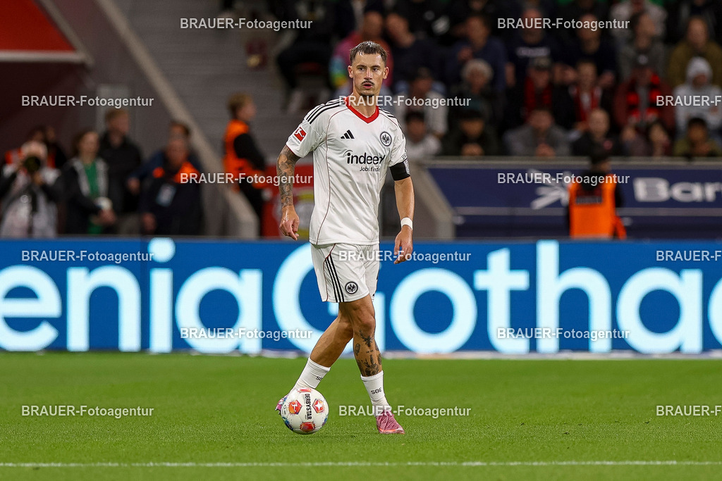 Bayer 04 Leverkusen vs Eintracht Frankfurt - Bundesliga  | Leverkusen, Deutschland, 12.09.25:   Robin Koch (Eintracht Frankfurt) in Aktion am Ball, Einzelaktion waehrend des Spiels der Bundesliga zwischen  Bayer 04 Leverkusen vs Eintracht Frankfurt in der BayArena(Foto von Brauer-Fotoagentur / Adrian Schlueter)