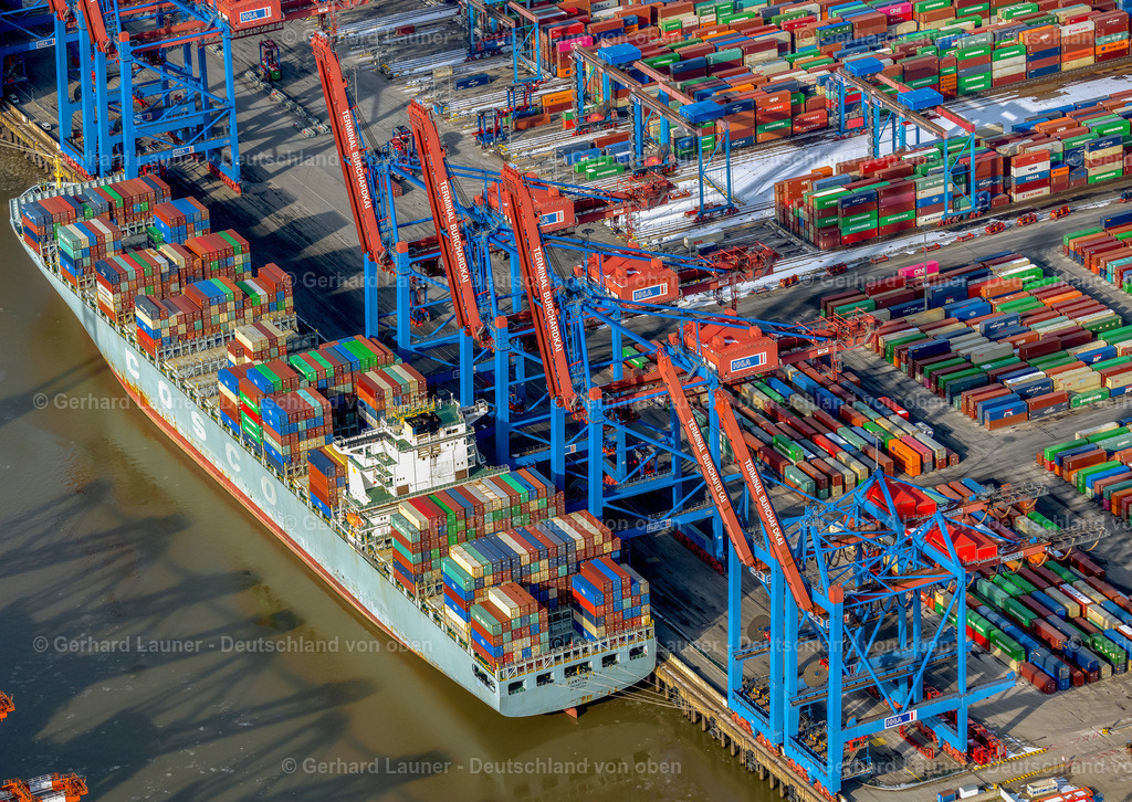 4044626 | HAMBURG 14.02.2021 HHLA Logistics Container Terminal Burchardkai,ein Containschiff wir geschleppt im Hamburger Hafen in Hamburg. Weiterführende Informationen bei: Freie und Hansestadt Hamburg Behörde für Wirtschaft, Verkehr und Innovation,  HPA Hamburg Port Authority,  Hamburger Hafen und Logistik Aktiengesellschaft. // HHLA Logistics Container Terminal Burchardkai, a container ship we towed in the Port of Hamburg in Hamburg. Further information at: Freie und Hansestadt Hamburg Behoerde fuer Wirtschaft, Verkehr und Innovation,  HPA Hamburg Port Authority,  Hamburger Hafen und Logistik Aktiengesellschaft. Foto: Gerhard Launer