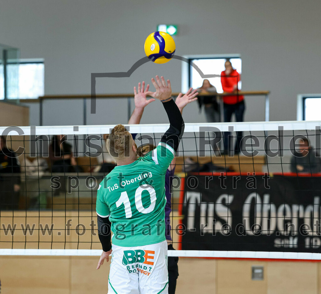 2022-11-12_097_TuS_Oberding_gegen_SC_Freising_II | Oberding, Deutschland, 12.11.2022:
Volleyball, Bezirksliga Ost 2022 / 2023, 7. Spieltag, TuS Oberding gegen MTV Pfaffenhofen II, Endergebnis: 3:2

Benedikt Lösch (TuS Oberding, #10)

Foto: Christian Riedel / fotografie-riedel.net