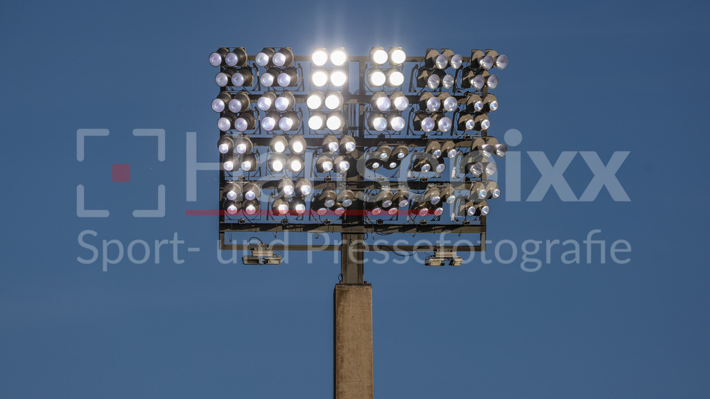 Fussball, Google Pixel Frauen-Bundesliga, SV Werder Bremen - FC Bayern München | Ein Flutlichtmast im Stadion Platz 11, Flutlicht, LED Flutlicht, Technik, Symbolfoto, Symbolbild Fussball, Fußball, Symbol, DIE DFB-RICHTLINIEN UNTERSAGEN JEGLICHE NUTZUNG VON FOTOS ALS SEQUENZBILDER UND/ODER VIDEOÄHNLICHE FOTOSTRECKEN. DFB REGULATIONS PROHIBIT ANY USE OF PHOTOGRAPHS AS IMAGE SEQUENCES AND/OR QUASI-VIDEO.