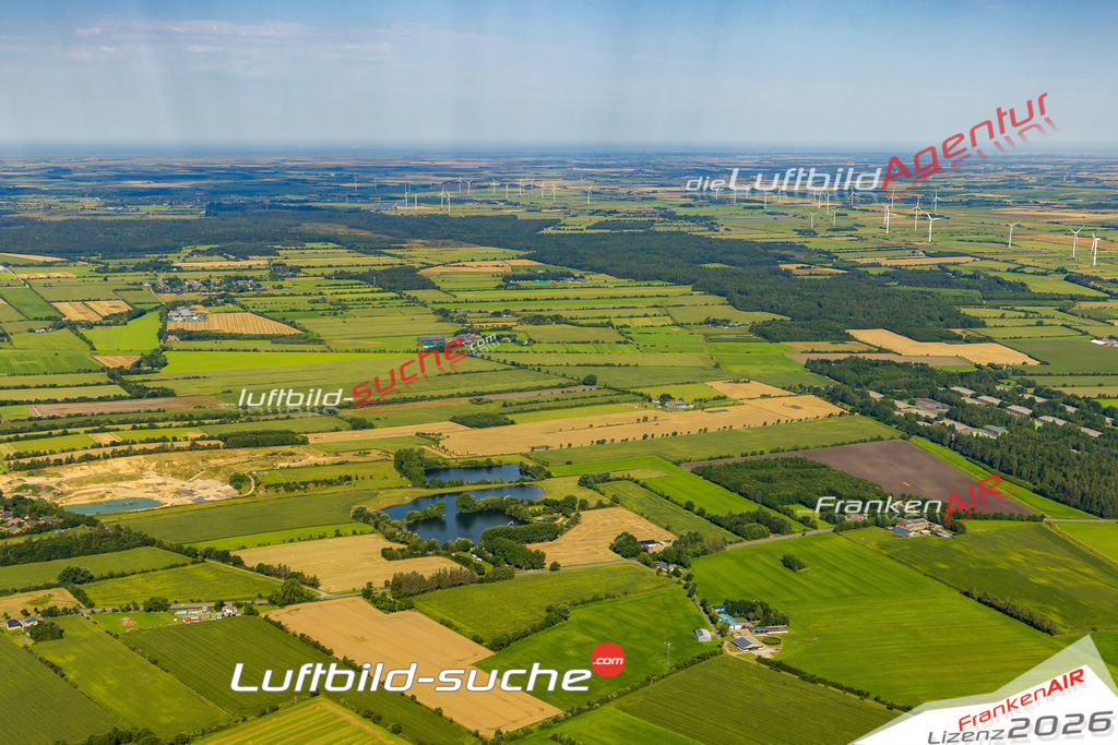 Luftbild der Stadt Ladelund - Die Luftaufnahme wurde 2025 vom UL-Flugzeug heraus erstellt ( keine Drohne ) - Hochauflösende Luftaufnahme - für professionelle Ausdrucke geeignet. Die Geschenkidee !Hier alle&nbsp;Infos zur Lizenzierung der LuftaufnahmeWir fliegen auch dieses Jahr wieder in Ihre Region um Luftbilder zu erstellen.- Luftbild anfragen