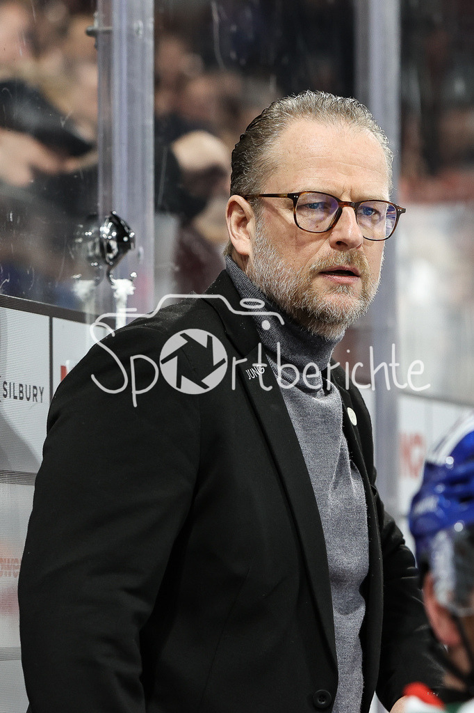 Nürnberg Ice Tigers - Augsburger Panther | AEV Trainer Christof KREUTZER in Aktion / Freisteller / Einzelfoto