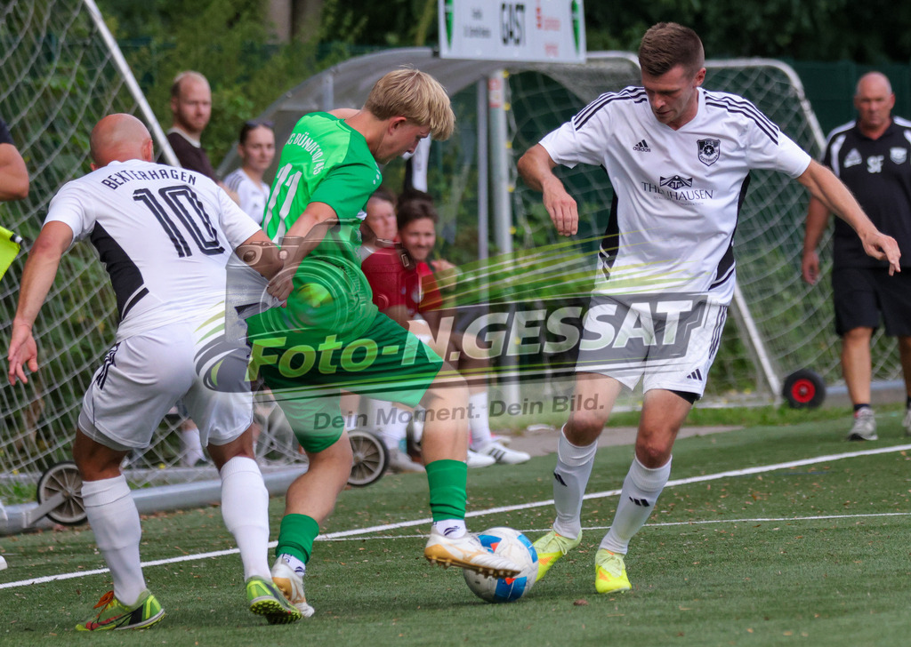 SC Bünde - TuS Bexterhagen | Auf dem Bild zu sehen: grün SC Bünde: ; weiß TuS Bexterhagen:  SC Bünde, TuS Bexterhagen, Saison 26/27, Testspiel, Hunnebrock, Deutschland - Realisiert mit Pictrs.com