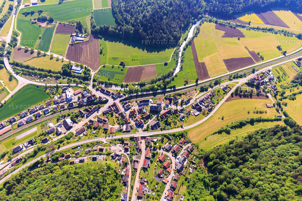 Luftbild: Ortsansicht am Neckar aus Westen im Ortsteil Altoberndorf in Oberndorf im Bundesland Baden-Württemberg in Deutschland. Foto: IMG_114434.jpg vom 30.05.2019 durch Werner Riehm/FLY-FOTO.de