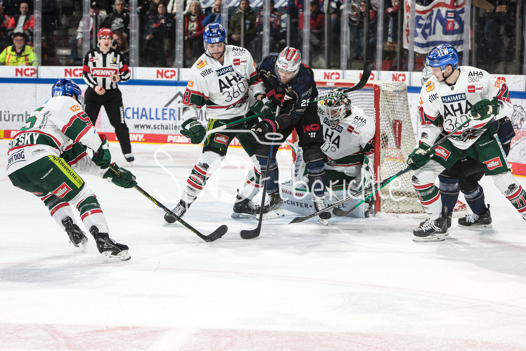 Nuernberg ICE Tigers - Augsburger Panther | David WARSOFSKY (AEV #55) klaut Daniel SCHMOELZ (NIT #25) in letzer Sekunde den Puck