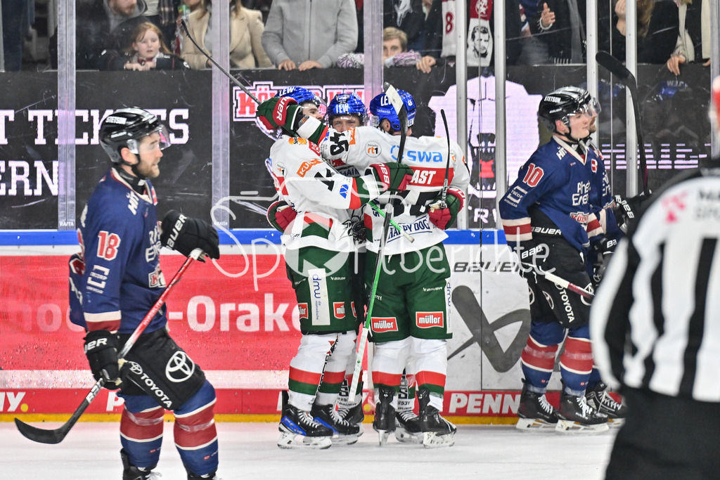 Kölner Haie - Augsburger Panther | Jubel der Panther nach dem Treffer zum 1-3 durch T. J. TREVELYAN (Augsburger Panther #24) / Freude / happy / Tor / torschuetze / DEL: Koelner Haie - Augsburger Panther, Lanxess Arena am 05.01.2025