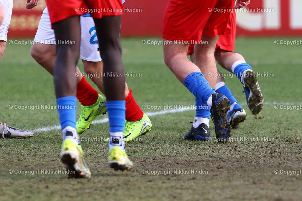 NH_HolsteinKielU19_BlumenthalerSVU19_U19DFBNachwuchsliga_08022025 | Verschiedene Fußball-Schuhe auf einem Rasenplatz.Fußball I Junioren I U19 DFB-Nachwuchsliga I Saison 2024-2025 I Hauptrunde Liga B, Gruppa A, 2. Spieltag I Holstein Kiel U19 - Blumenthaler SV U19 I 08.02.2025 I Citti-Fußballpark