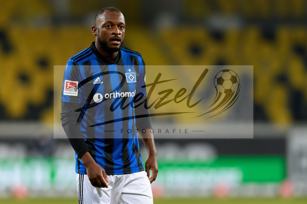 SGDHSV20220114_142 | Fussball, Herren: David Kinsombi (Hamburger SV) schaut bei dem Spiel der 2. Bundesliga zwischen SG Dynamo Dresden und Hamburger SV im Rudolf-Harbig-Stadion am 14.01.2022 in Dresden, Deutschland.DFB / DFL REGULATIONS PROHIBIT ANY USE OF PHOTOGRAPHS AS IMAGE SEQUENCES AND/OR QUASI-VIDEO. - Realisiert mit Pictrs.com