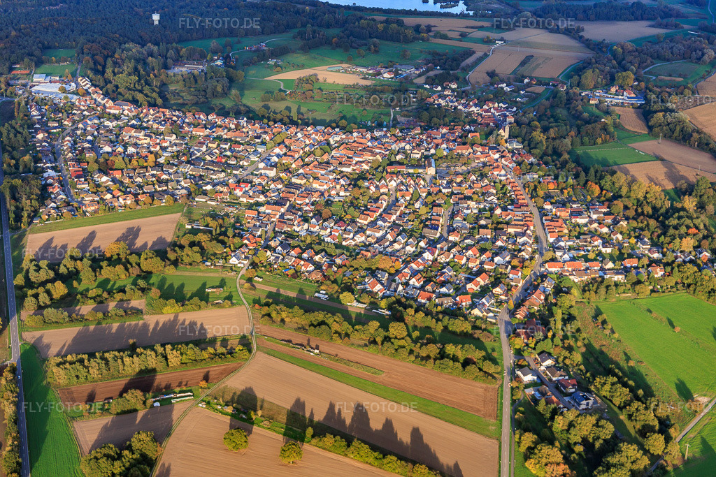 Luftbild: Ortsansicht aus Südwesten in Berg im Bundesland Rheinland-Pfalz in Deutschland. Foto: IMG_150195.jpg vom 11.10.2025 durch Werner Riehm/FLY-FOTO.de