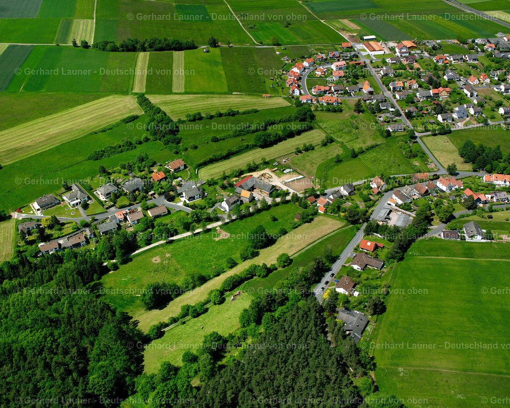 2615719 | LANDENHAUSEN 09.06.2006 Landwirtschaftliche Nutzflächen und Feldgrenzen  umsäumen das Siedlungsgebiet des Dorfes in Landenhausen im Bundesland Hessen, Deutschland // Agricultural land and field boundaries surround the settlement area of the village  in Landenhausen in the state Hesse, Germany Foto: Gerhard Launer