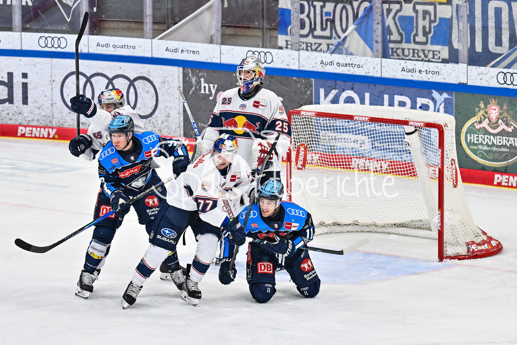 ERC Ingolstadt - EHC RB München | INGOLSTADT, GERMANY - 27. MAERZ: v. l. Fabio WAGNER (RB München 55), Myles POWELL (ERC Ingolstadt 9), Adam BROOKS (RB München 77), Simon WOLF (RB München 25) und Kenny AGOSTINO (ERC Ingolstadt 11) während dem Match zwischen dem ERC Ingolstadt und dem EHC RB München bei Spiel 2 des DEL Playoff Viertelfinales in der Saturn Arena
