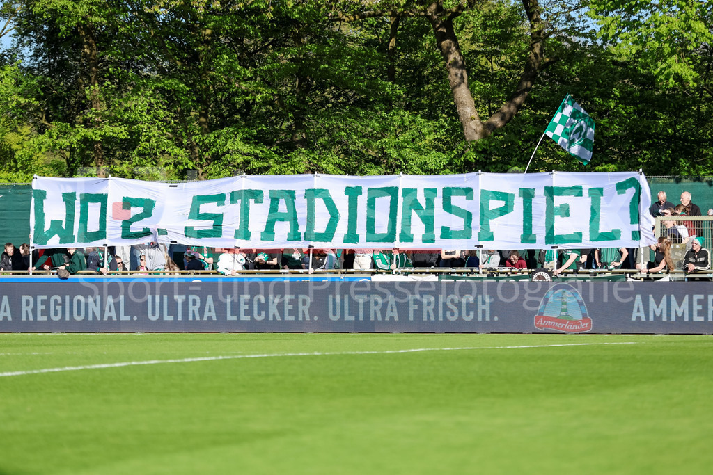 Fussball, Google Pixel Frauen-Bundesliga, SV Werder Bremen - VfL Wolfsburg | Die Fans vom SV Werder Bremen zeigen in der Fankurve ein Banner, Transparent, Spruchband mit der Aufschrift: Wo 2. Stadionspiel, Fans, Ultras Publikum, Zuschauer, Stimmung, Atmosphäre, Stadion, DIE DFB-RICHTLINIEN UNTERSAGEN JEGLICHE NUTZUNG VON FOTOS ALS SEQUENZBILDER UND/ODER VIDEOÄHNLICHE FOTOSTRECKEN. DFB REGULATIONS PROHIBIT ANY USE OF PHOTOGRAPHS AS IMAGE SEQUENCES AND/OR QUASI-VIDEO.