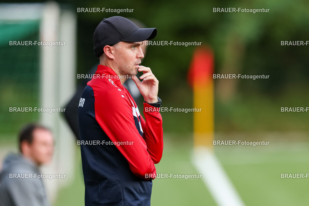 1_KFCWAT_20250723_0941.JPG -  - KFC Uerdingen - SG Wattenscheid 09 - Testspiel | Krefeld, Deutschland, 23.07.25: Trainer Julian Stöhr (KFC Uerdingen) schaut waehrend des Testspiel Spiels zwischen KFC Uerdingen - SG Wattenscheid 09 in der Covestro Sportpark am 23. July 2025 in Krefeld, Deutschland. (Foto von Stefan Brauer/Brauer-Fotoagentur)